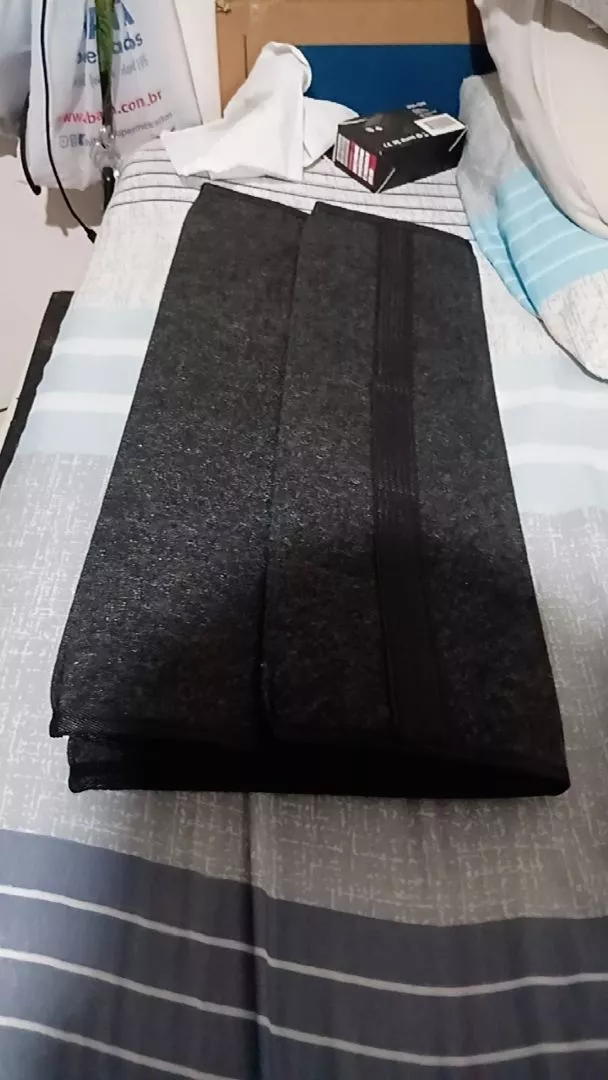 Foto de cliente: organizador totalmente dobrado e plano, apoiado sobre uma cama